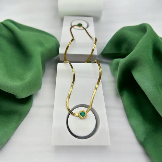 SNAKE CHAIN WITH GREEN STONE PENDANT